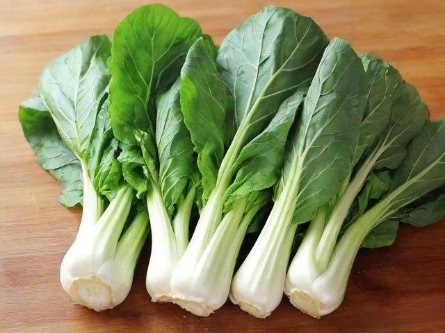 孩子吃蔬菜前一定要先焯水，这4类蔬菜尤其要注意！