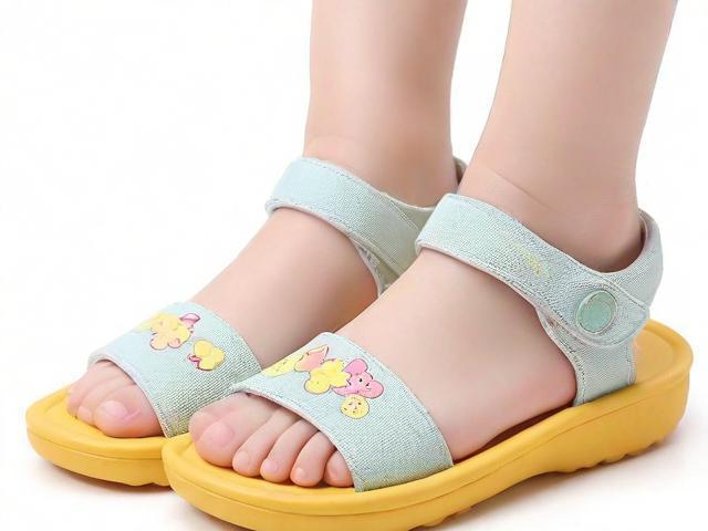 夏天不要给孩子穿这4种凉鞋,对脚部发育有害!