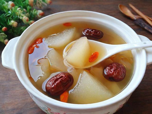 小火炖苹果雪梨白红枣冰糖汤，宝宝冬日暖身又开怀