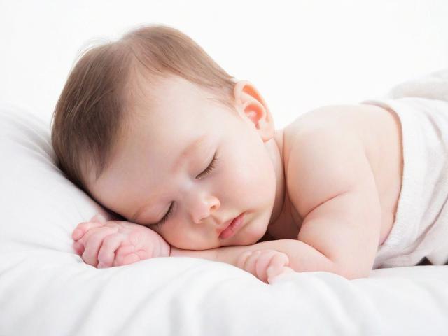 宝宝睡觉时手脚一颤是惊跳反射?这样做能缓解!