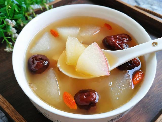 冬天多喝这个汤，孩子吃嘛嘛香！苹果雪梨白萝卜红枣冰糖汤