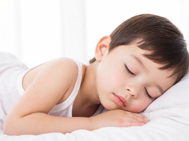 早睡1小时和晚睡1小时的孩子身高能差一个头！