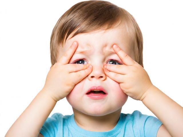 小孩子经常揉眼睛可能是这两种原因