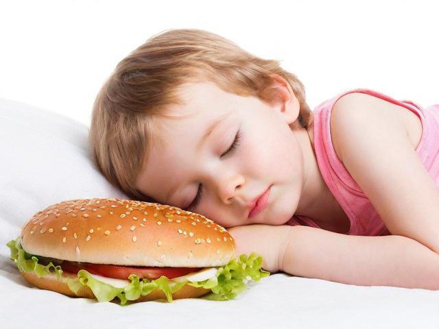 千万不要让孩子在睡觉前吃东西了，原因有三！