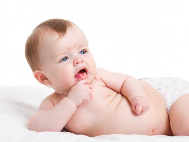 宝宝呛奶别拍背！侧躺清理防窒息